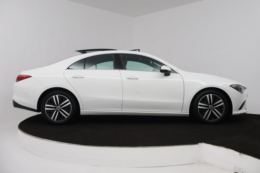 Mercedes-Benz CLA-Klasse 200 Business Solution Luxury (PANORAMADAK, TREKHAAK, SFEERVERLICHTING, STOELVERARMING, CAMERA)
