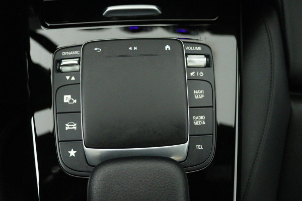 Mercedes-Benz CLA-Klasse 200 Business Solution Luxury (PANORAMADAK, TREKHAAK, SFEERVERLICHTING, STOELVERARMING, CAMERA)