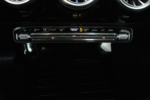 Mercedes-Benz CLA-Klasse 200 Business Solution Luxury (PANORAMADAK, TREKHAAK, SFEERVERLICHTING, STOELVERARMING, CAMERA)