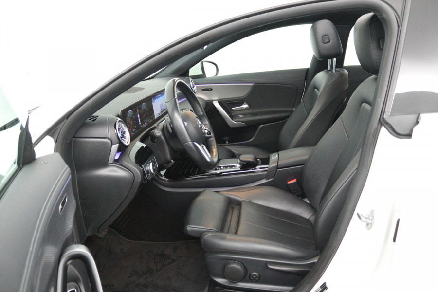 Mercedes-Benz CLA-Klasse 200 Business Solution Luxury (PANORAMADAK, TREKHAAK, SFEERVERLICHTING, STOELVERARMING, CAMERA)