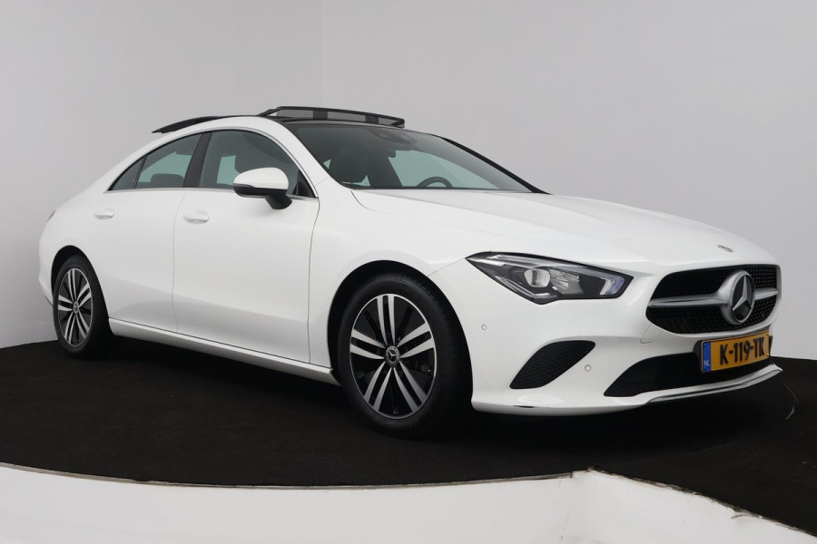 Mercedes-Benz CLA-Klasse 200 Business Solution Luxury (PANORAMADAK, TREKHAAK, SFEERVERLICHTING, STOELVERARMING, CAMERA)