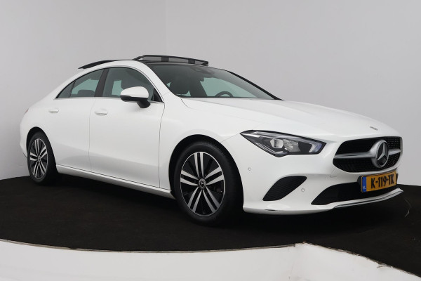 Mercedes-Benz CLA-Klasse 200 Business Solution Luxury (PANORAMADAK, TREKHAAK, SFEERVERLICHTING, STOELVERARMING, CAMERA)