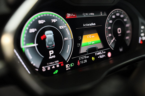 Audi Q3 45 TFSI e S Line Edition Competition / AUT / Acc / Lane Assist / Dode Hoek / Elek Stoel / Pano / Sfeer / Matrix / 21 Inch