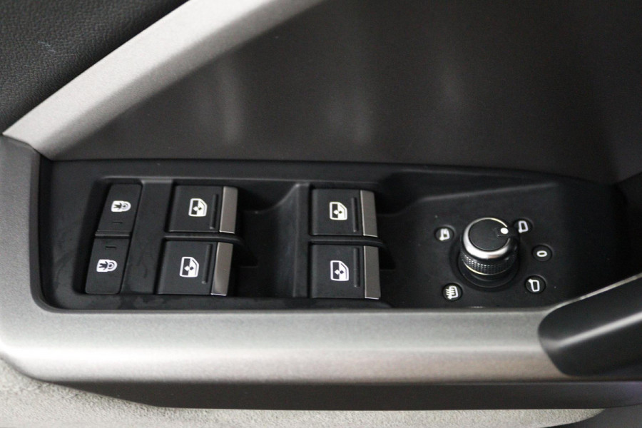 Audi Q3 35 TFSI S-Line (PANORAMADAK, ELEKT. WEGKLAPBARE TREKHAAK, CARPLAY, ELEKT. STOELEN, VIRTUAL, PDC, GOED ONDERHOUDEN, LED)