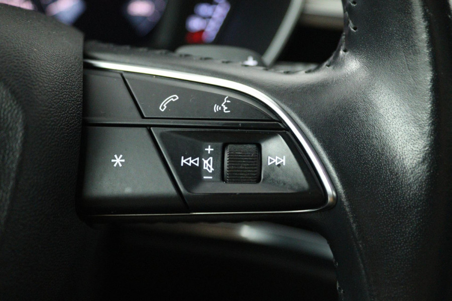 Audi Q3 35 TFSI S-Line (PANORAMADAK, ELEKT. WEGKLAPBARE TREKHAAK, CARPLAY, ELEKT. STOELEN, VIRTUAL, PDC, GOED ONDERHOUDEN, LED)