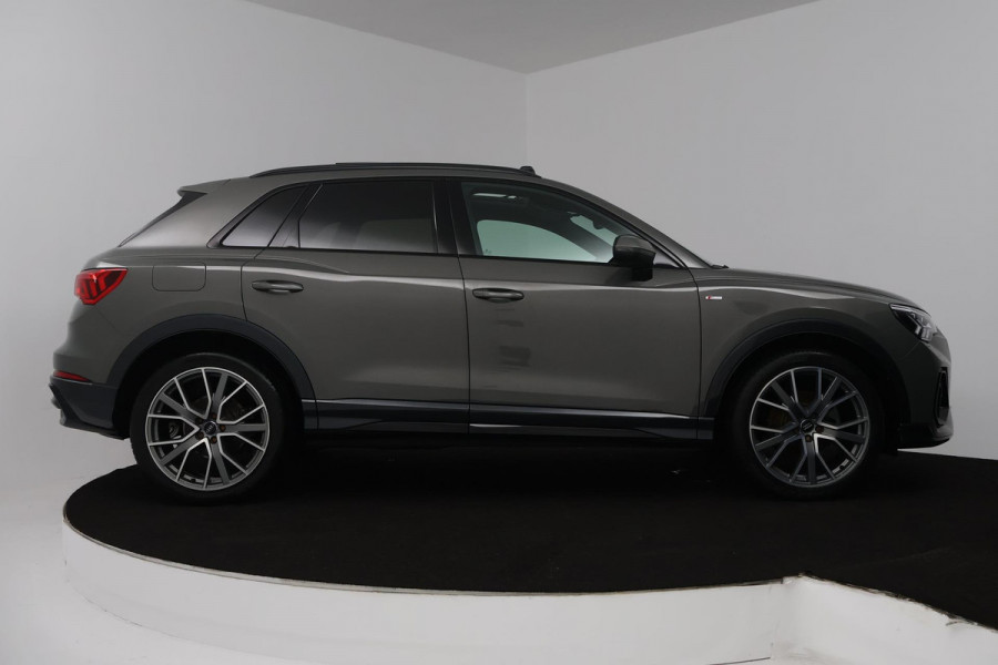 Audi Q3 35 TFSI S-Line (PANORAMADAK, ELEKT. WEGKLAPBARE TREKHAAK, CARPLAY, ELEKT. STOELEN, VIRTUAL, PDC, GOED ONDERHOUDEN, LED)