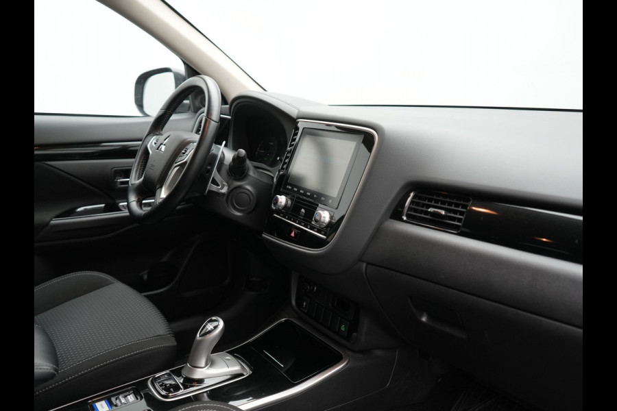 Mitsubishi Outlander 2.4 Pure Plug In Hybrid 225pk Dealer O.H. PHEV | Apple Carplay | Camera | Sportstoelen Verwarmd | Keyless | Cruise Control | DAB |