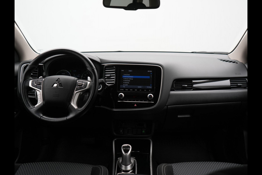 Mitsubishi Outlander 2.4 Pure Plug In Hybrid 225pk Dealer O.H. PHEV | Apple Carplay | Camera | Sportstoelen Verwarmd | Keyless | Cruise Control | DAB |