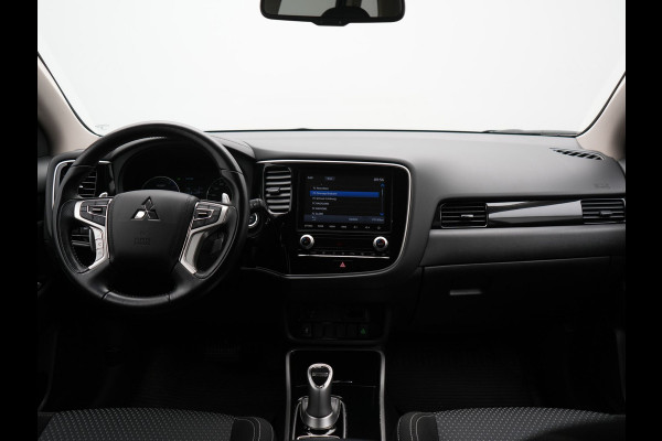 Mitsubishi Outlander 2.4 Pure Plug In Hybrid 225pk Dealer O.H. PHEV | Apple Carplay | Camera | Sportstoelen Verwarmd | Keyless | Cruise Control | DAB |