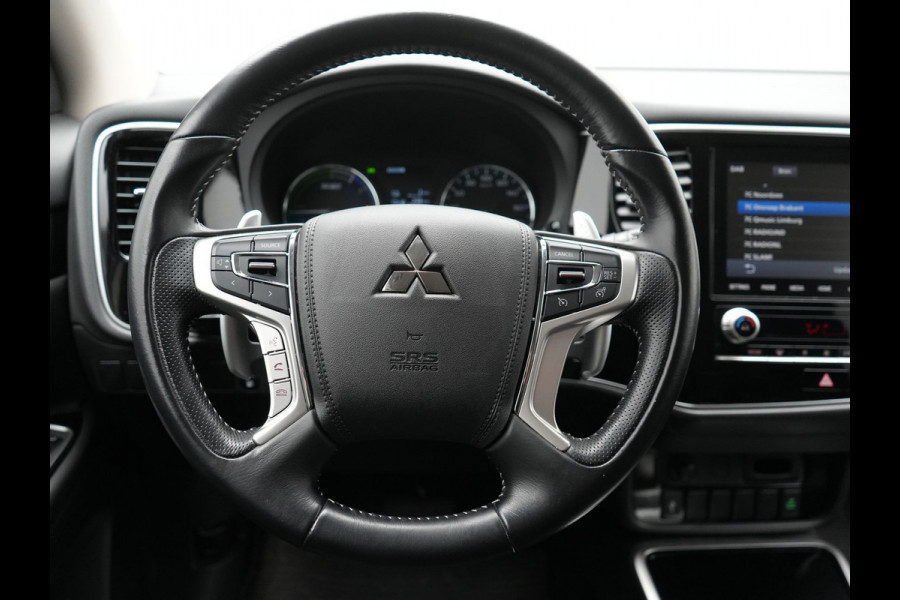 Mitsubishi Outlander 2.4 Pure Plug In Hybrid 225pk Dealer O.H. PHEV | Apple Carplay | Camera | Sportstoelen Verwarmd | Keyless | Cruise Control | DAB |