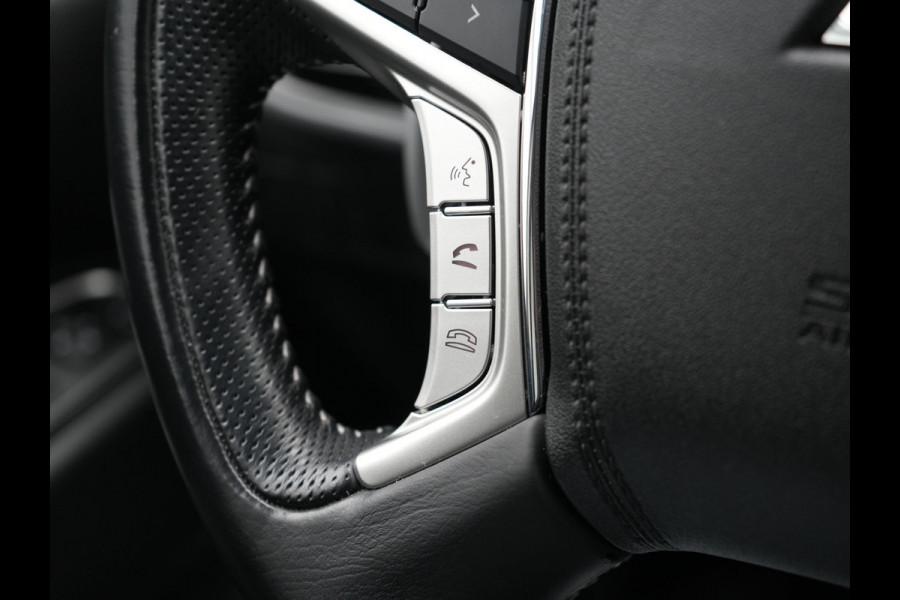 Mitsubishi Outlander 2.4 Pure Plug In Hybrid 225pk Dealer O.H. PHEV | Apple Carplay | Camera | Sportstoelen Verwarmd | Keyless | Cruise Control | DAB |