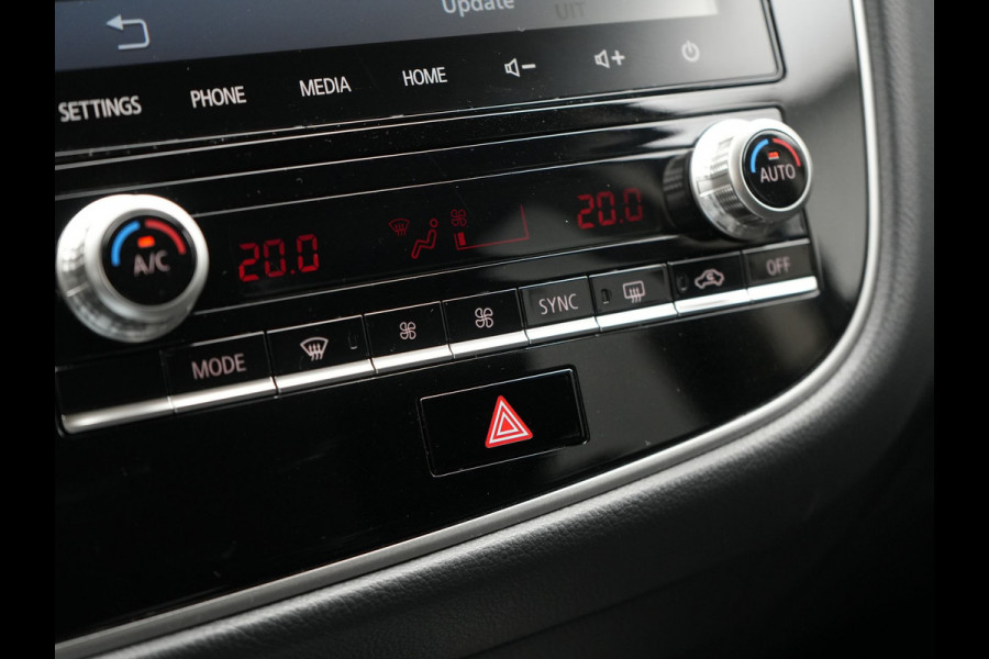 Mitsubishi Outlander 2.4 Pure Plug In Hybrid 225pk Dealer O.H. PHEV | Apple Carplay | Camera | Sportstoelen Verwarmd | Keyless | Cruise Control | DAB |