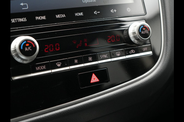 Mitsubishi Outlander 2.4 Pure Plug In Hybrid 225pk Dealer O.H. PHEV | Apple Carplay | Camera | Sportstoelen Verwarmd | Keyless | Cruise Control | DAB |