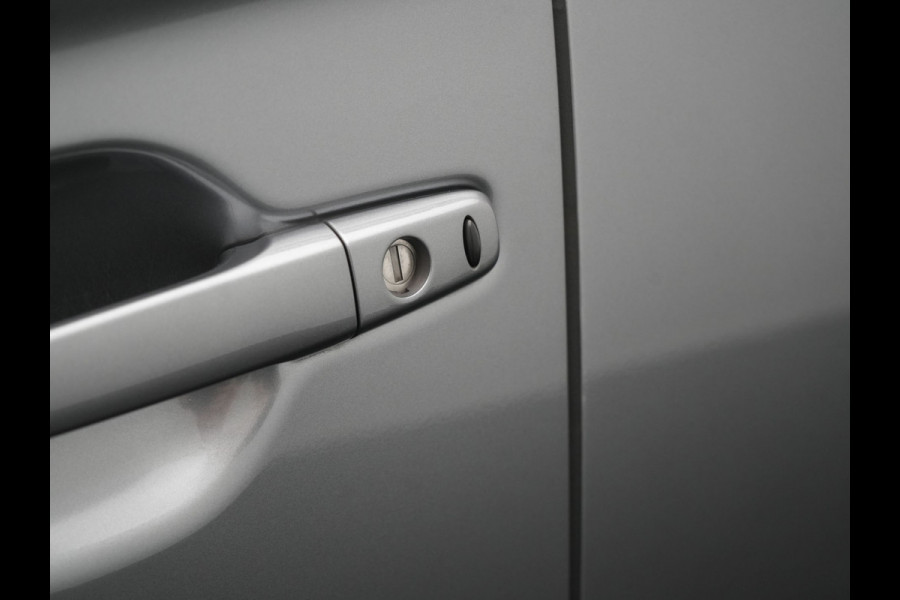 Mitsubishi Outlander 2.4 Pure Plug In Hybrid 225pk Dealer O.H. PHEV | Apple Carplay | Camera | Sportstoelen Verwarmd | Keyless | Cruise Control | DAB |