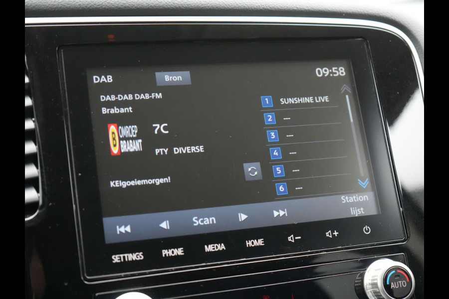 Mitsubishi Outlander 2.4 Pure Plug In Hybrid 225pk Dealer O.H. PHEV | Apple Carplay | Camera | Sportstoelen Verwarmd | Keyless | Cruise Control | DAB |