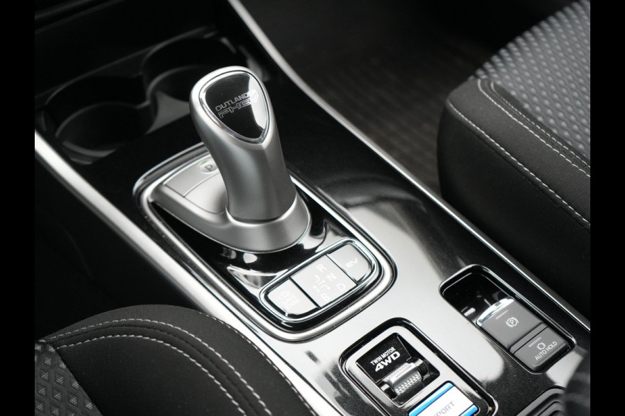 Mitsubishi Outlander 2.4 Pure Plug In Hybrid 225pk Dealer O.H. PHEV | Apple Carplay | Camera | Sportstoelen Verwarmd | Keyless | Cruise Control | DAB |
