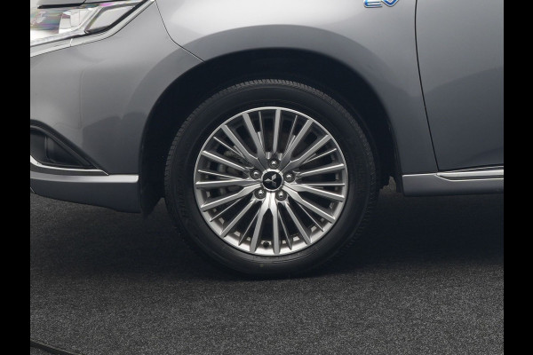 Mitsubishi Outlander 2.4 Pure Plug In Hybrid 225pk Dealer O.H. PHEV | Apple Carplay | Camera | Sportstoelen Verwarmd | Keyless | Cruise Control | DAB |