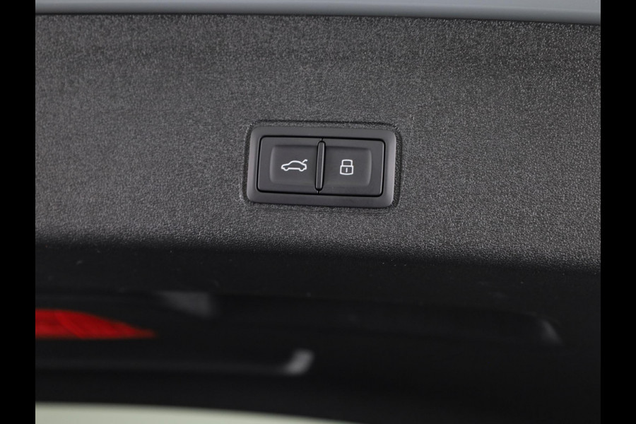 Audi Q3 Advanced edition e-hybrid 200 kW / 272 PK | Techniekpakket plus | Ambiente lichtpakket plus | Privacy glas | Sportstoelen |
