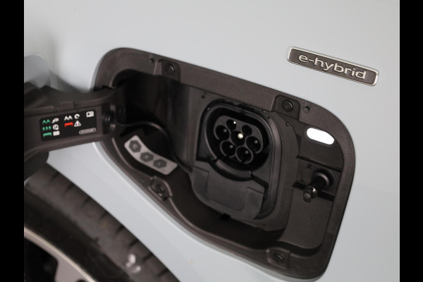 Audi Q3 Advanced edition e-hybrid 200 kW / 272 PK | Techniekpakket plus | Ambiente lichtpakket plus | Privacy glas | Sportstoelen |