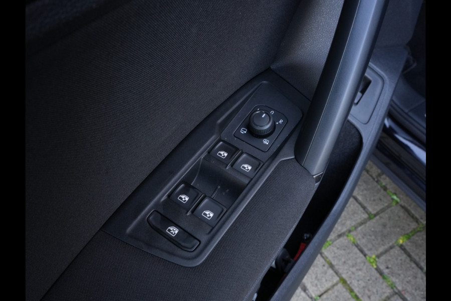 Volkswagen Tiguan 1.5 TSI ACT Comfortline Business | Navigatie | Adaptive Cruise | Stoelverwarming