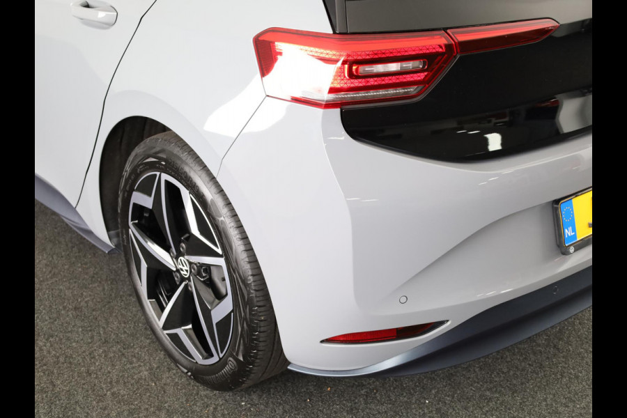 Volkswagen ID.3 First Plus 58 kWh 204 pk | Navigatie | Trekhaak (afneembaar) | Parkeersensoren | Achteruitrijcamera | Stoelverwarming | Matrix LED koplampen |