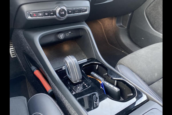 Volvo XC40 Recharge P8 AWD R-Design SOH 92% 1e eigenaar | Origineel NL auto | Pano | Harman Kardon | 360° Camera | Elec. trekhaak | Rijklaar met 12 mnd BOVAG | BTW verrekenbaar