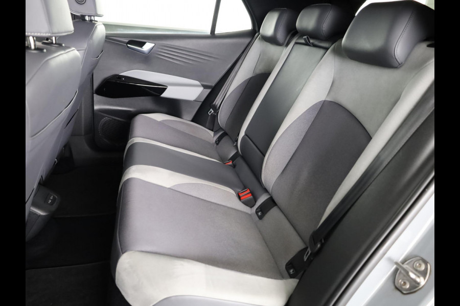 Volkswagen ID.3 First Plus 58 kWh 204 pk | Navigatie | Trekhaak (afneembaar) | Parkeersensoren | Achteruitrijcamera | Stoelverwarming | Matrix LED koplampen |