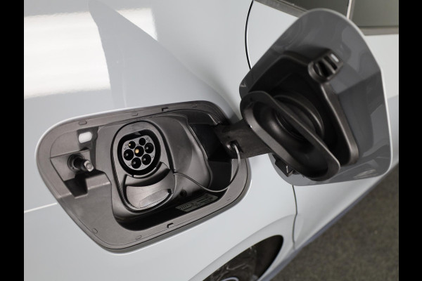 Volkswagen ID.3 First Plus 58 kWh 204 pk | Navigatie | Trekhaak (afneembaar) | Parkeersensoren | Achteruitrijcamera | Stoelverwarming | Matrix LED koplampen |