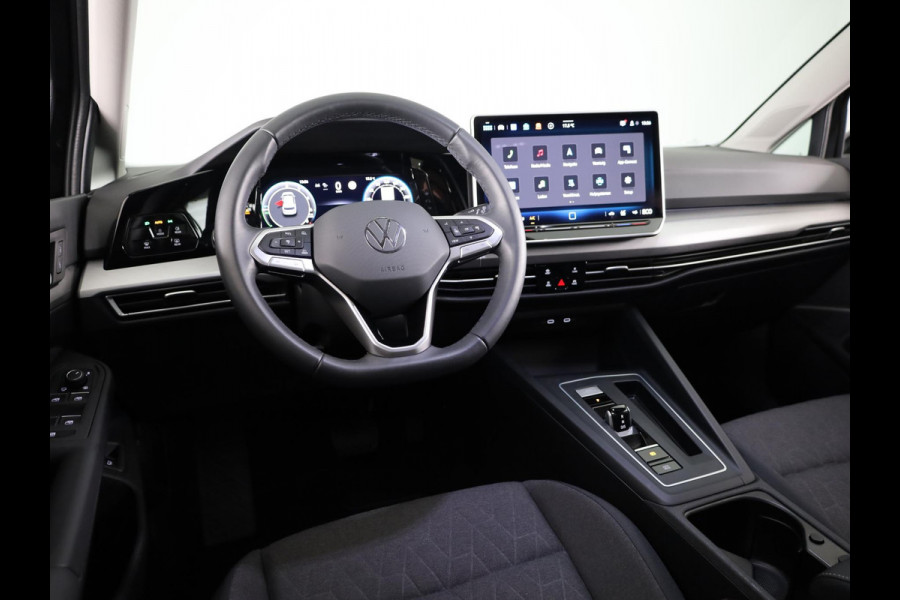 Volkswagen Golf 1.5 eHybrid Life Edition 204 pk Automaat (DSG) | Verlengde garantie | Navigatie via App | Parkeersensoren (Park assist) | Achteruitrijcamera | Adaptieve cruise control |