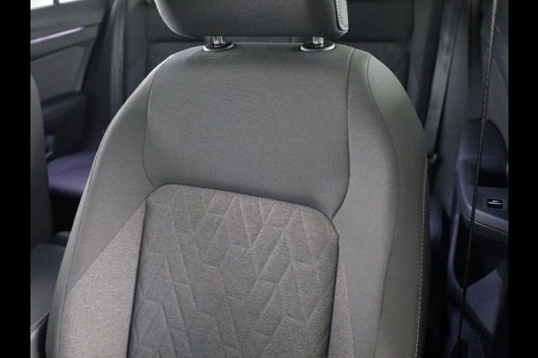 Volkswagen Golf 1.5 eHybrid Life Edition 204 pk Automaat (DSG) | Verlengde garantie | Navigatie via App | Parkeersensoren (Park assist) | Achteruitrijcamera | Adaptieve cruise control |