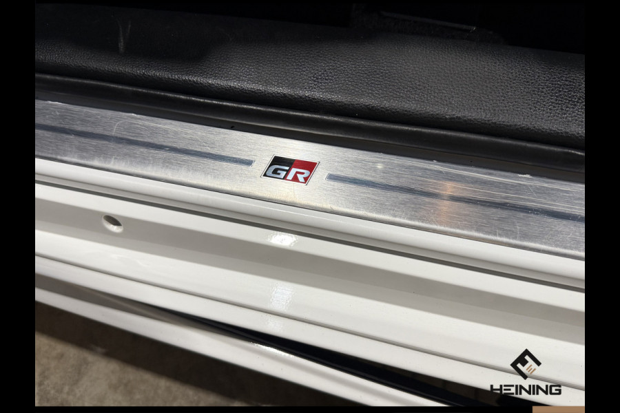 Toyota Corolla Touring Sports 2.0 Hybrid Business GR-Sport Trekhaak. Apple-carplay. Head-up display. Hollandse auto met NAP