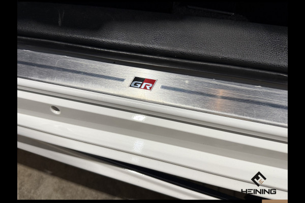 Toyota Corolla Touring Sports 2.0 Hybrid Business GR-Sport Trekhaak. Apple-carplay. Head-up display. Hollandse auto met NAP