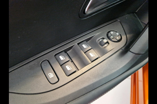 Peugeot e-2008 EV Allure Pack 50 kWh SOH 99,6% | 3-Fase 11 kWh |  Stoelverwarming | Advanced Grip Control | Apple Carplay/Android Auto | Achteruitrijcamera | Cruise Control |