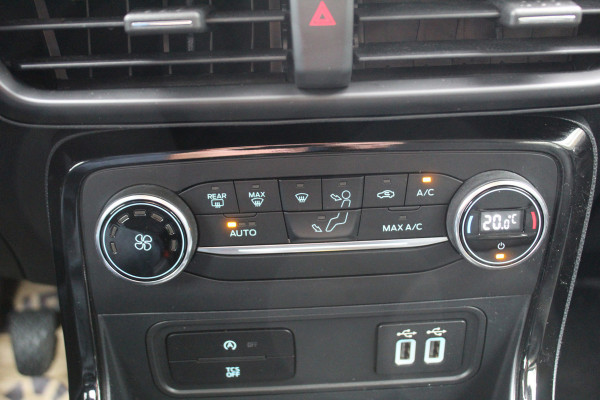 Ford EcoSport 1.0 EcoBoost Titanium , 125pk Hoge zit , slechts 39899km Climate control , Trekhaak , Navigatie , Bluetooth Parkeersensoren achter , Cruise control