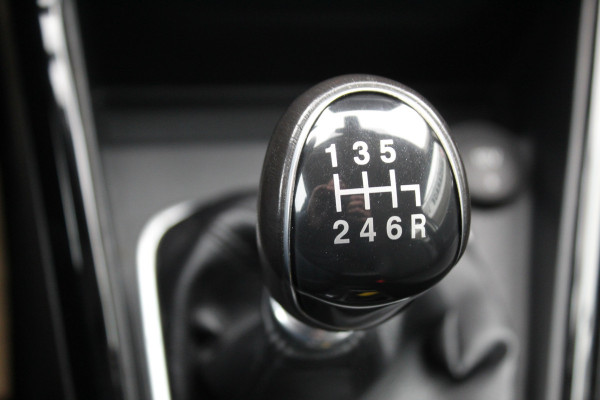 Ford EcoSport 1.0 EcoBoost Titanium , 125pk Hoge zit , slechts 39899km Climate control , Trekhaak , Navigatie , Bluetooth Parkeersensoren achter , Cruise control