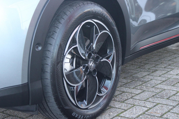 Alfa Romeo junior ELETTRICA SPECIALE 156PK 54 kWh | WARMTEPOMP! | "SABELT" STOELEN MET LEDEREN/ALCANTARA BEKLEDING | PANORAMISCH SCHUIF/KANTEL DAK | BICOLOR DAK (ZWART DAK) | TECHNOLOGIE PAKKET (O.A. FULL LED ADAPTIVE MATRIX KOPLAMPEN/DODEHOEK DETECTIE/DRAADLOZE TELEFOONLADER/ACHTERUITRIJ CAMERA/PARKEERSENSOREN VOOR, ACHTER,ZIJKANT) | DRAADLOZE APPLE CARPLAY/ANDROID AUTO | CLIMATE CONTROL | ELEKTRISCH BEDIENBARE ACHTERKLEP | STOEL VERWARMING | ELEKTRISCH BEDIENBARE VOORSTOEL | VERKEERSBORDEN HERKENNING | ADAPTIVE CRUISE CONTROL | KEYLESS ENTRY/START |