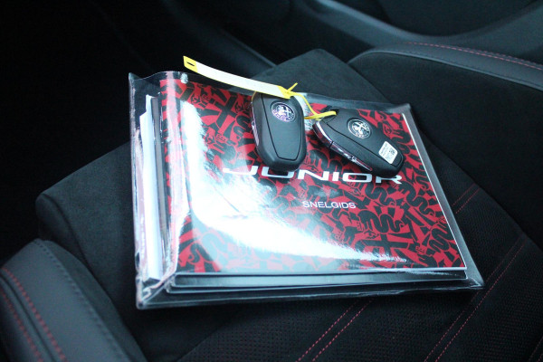 Alfa Romeo junior ELETTRICA SPECIALE 156PK 54 kWh | WARMTEPOMP! | "SABELT" STOELEN MET LEDEREN/ALCANTARA BEKLEDING | PANORAMISCH SCHUIF/KANTEL DAK | BICOLOR DAK (ZWART DAK) | TECHNOLOGIE PAKKET (O.A. FULL LED ADAPTIVE MATRIX KOPLAMPEN/DODEHOEK DETECTIE/DRAADLOZE TELEFOONLADER/ACHTERUITRIJ CAMERA/PARKEERSENSOREN VOOR, ACHTER,ZIJKANT) | DRAADLOZE APPLE CARPLAY/ANDROID AUTO | CLIMATE CONTROL | ELEKTRISCH BEDIENBARE ACHTERKLEP | STOEL VERWARMING | ELEKTRISCH BEDIENBARE VOORSTOEL | VERKEERSBORDEN HERKENNING | ADAPTIVE CRUISE CONTROL | KEYLESS ENTRY/START |