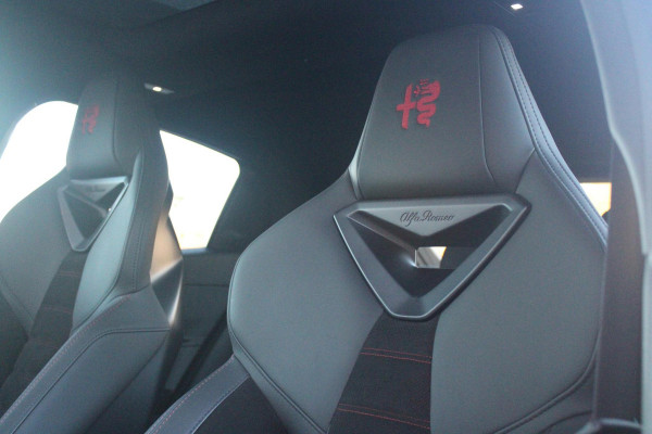 Alfa Romeo junior ELETTRICA SPECIALE 156PK 54 kWh | WARMTEPOMP! | "SABELT" STOELEN MET LEDEREN/ALCANTARA BEKLEDING | PANORAMISCH SCHUIF/KANTEL DAK | BICOLOR DAK (ZWART DAK) | TECHNOLOGIE PAKKET (O.A. FULL LED ADAPTIVE MATRIX KOPLAMPEN/DODEHOEK DETECTIE/DRAADLOZE TELEFOONLADER/ACHTERUITRIJ CAMERA/PARKEERSENSOREN VOOR, ACHTER,ZIJKANT) | DRAADLOZE APPLE CARPLAY/ANDROID AUTO | CLIMATE CONTROL | ELEKTRISCH BEDIENBARE ACHTERKLEP | STOEL VERWARMING | ELEKTRISCH BEDIENBARE VOORSTOEL | VERKEERSBORDEN HERKENNING | ADAPTIVE CRUISE CONTROL | KEYLESS ENTRY/START |