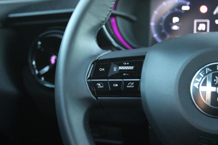 Alfa Romeo junior ELETTRICA SPECIALE 156PK 54 kWh | WARMTEPOMP! | "SABELT" STOELEN MET LEDEREN/ALCANTARA BEKLEDING | PANORAMISCH SCHUIF/KANTEL DAK | BICOLOR DAK (ZWART DAK) | TECHNOLOGIE PAKKET (O.A. FULL LED ADAPTIVE MATRIX KOPLAMPEN/DODEHOEK DETECTIE/DRAADLOZE TELEFOONLADER/ACHTERUITRIJ CAMERA/PARKEERSENSOREN VOOR, ACHTER,ZIJKANT) | DRAADLOZE APPLE CARPLAY/ANDROID AUTO | CLIMATE CONTROL | ELEKTRISCH BEDIENBARE ACHTERKLEP | STOEL VERWARMING | ELEKTRISCH BEDIENBARE VOORSTOEL | VERKEERSBORDEN HERKENNING | ADAPTIVE CRUISE CONTROL | KEYLESS ENTRY/START |