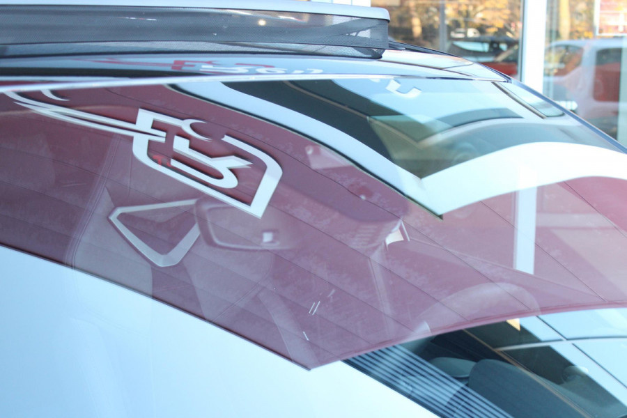 Alfa Romeo junior ELETTRICA SPECIALE 156PK 54 kWh | WARMTEPOMP! | "SABELT" STOELEN MET LEDEREN/ALCANTARA BEKLEDING | PANORAMISCH SCHUIF/KANTEL DAK | BICOLOR DAK (ZWART DAK) | TECHNOLOGIE PAKKET (O.A. FULL LED ADAPTIVE MATRIX KOPLAMPEN/DODEHOEK DETECTIE/DRAADLOZE TELEFOONLADER/ACHTERUITRIJ CAMERA/PARKEERSENSOREN VOOR, ACHTER,ZIJKANT) | DRAADLOZE APPLE CARPLAY/ANDROID AUTO | CLIMATE CONTROL | ELEKTRISCH BEDIENBARE ACHTERKLEP | STOEL VERWARMING | ELEKTRISCH BEDIENBARE VOORSTOEL | VERKEERSBORDEN HERKENNING | ADAPTIVE CRUISE CONTROL | KEYLESS ENTRY/START |