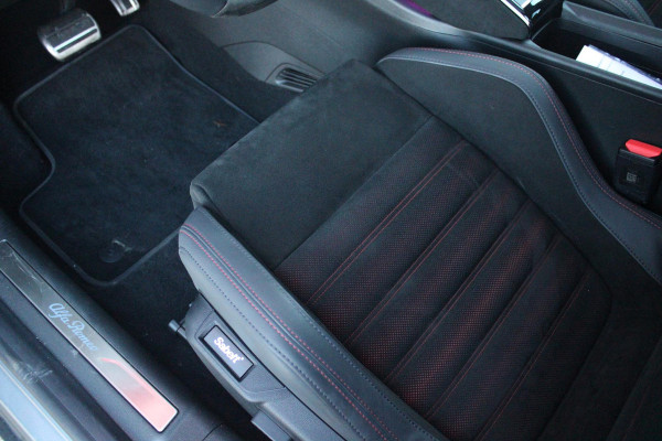 Alfa Romeo junior ELETTRICA SPECIALE 156PK 54 kWh | WARMTEPOMP! | "SABELT" STOELEN MET LEDEREN/ALCANTARA BEKLEDING | PANORAMISCH SCHUIF/KANTEL DAK | BICOLOR DAK (ZWART DAK) | TECHNOLOGIE PAKKET (O.A. FULL LED ADAPTIVE MATRIX KOPLAMPEN/DODEHOEK DETECTIE/DRAADLOZE TELEFOONLADER/ACHTERUITRIJ CAMERA/PARKEERSENSOREN VOOR, ACHTER,ZIJKANT) | DRAADLOZE APPLE CARPLAY/ANDROID AUTO | CLIMATE CONTROL | ELEKTRISCH BEDIENBARE ACHTERKLEP | STOEL VERWARMING | ELEKTRISCH BEDIENBARE VOORSTOEL | VERKEERSBORDEN HERKENNING | ADAPTIVE CRUISE CONTROL | KEYLESS ENTRY/START |