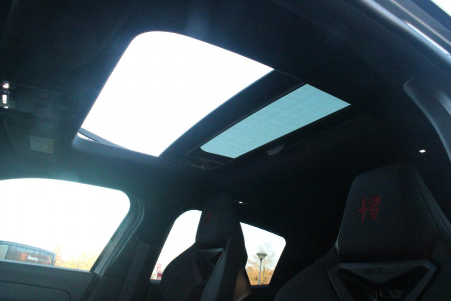 Alfa Romeo junior ELETTRICA SPECIALE 156PK 54 kWh | WARMTEPOMP! | "SABELT" STOELEN MET LEDEREN/ALCANTARA BEKLEDING | PANORAMISCH SCHUIF/KANTEL DAK | BICOLOR DAK (ZWART DAK) | TECHNOLOGIE PAKKET (O.A. FULL LED ADAPTIVE MATRIX KOPLAMPEN/DODEHOEK DETECTIE/DRAADLOZE TELEFOONLADER/ACHTERUITRIJ CAMERA/PARKEERSENSOREN VOOR, ACHTER,ZIJKANT) | DRAADLOZE APPLE CARPLAY/ANDROID AUTO | CLIMATE CONTROL | ELEKTRISCH BEDIENBARE ACHTERKLEP | STOEL VERWARMING | ELEKTRISCH BEDIENBARE VOORSTOEL | VERKEERSBORDEN HERKENNING | ADAPTIVE CRUISE CONTROL | KEYLESS ENTRY/START |