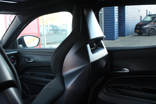 Alfa Romeo junior ELETTRICA SPECIALE 156PK 54 kWh | WARMTEPOMP! | "SABELT" STOELEN MET LEDEREN/ALCANTARA BEKLEDING | PANORAMISCH SCHUIF/KANTEL DAK | BICOLOR DAK (ZWART DAK) | TECHNOLOGIE PAKKET (O.A. FULL LED ADAPTIVE MATRIX KOPLAMPEN/DODEHOEK DETECTIE/DRAADLOZE TELEFOONLADER/ACHTERUITRIJ CAMERA/PARKEERSENSOREN VOOR, ACHTER,ZIJKANT) | DRAADLOZE APPLE CARPLAY/ANDROID AUTO | CLIMATE CONTROL | ELEKTRISCH BEDIENBARE ACHTERKLEP | STOEL VERWARMING | ELEKTRISCH BEDIENBARE VOORSTOEL | VERKEERSBORDEN HERKENNING | ADAPTIVE CRUISE CONTROL | KEYLESS ENTRY/START |