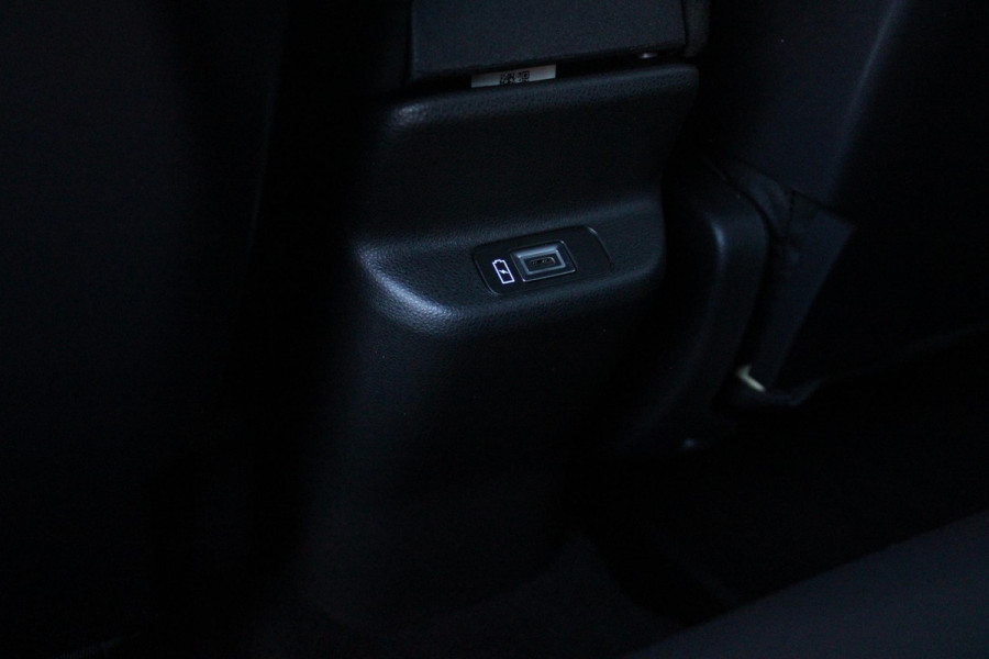 Alfa Romeo junior ELETTRICA SPECIALE 156PK 54 kWh | WARMTEPOMP! | "SABELT" STOELEN MET LEDEREN/ALCANTARA BEKLEDING | PANORAMISCH SCHUIF/KANTEL DAK | BICOLOR DAK (ZWART DAK) | TECHNOLOGIE PAKKET (O.A. FULL LED ADAPTIVE MATRIX KOPLAMPEN/DODEHOEK DETECTIE/DRAADLOZE TELEFOONLADER/ACHTERUITRIJ CAMERA/PARKEERSENSOREN VOOR, ACHTER,ZIJKANT) | DRAADLOZE APPLE CARPLAY/ANDROID AUTO | CLIMATE CONTROL | ELEKTRISCH BEDIENBARE ACHTERKLEP | STOEL VERWARMING | ELEKTRISCH BEDIENBARE VOORSTOEL | VERKEERSBORDEN HERKENNING | ADAPTIVE CRUISE CONTROL | KEYLESS ENTRY/START |