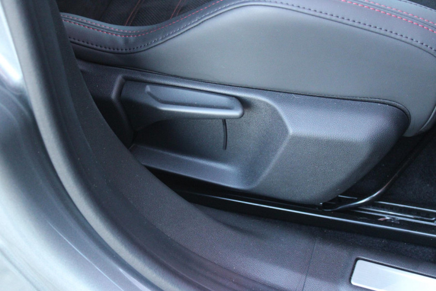 Alfa Romeo junior ELETTRICA SPECIALE 156PK 54 kWh | WARMTEPOMP! | "SABELT" STOELEN MET LEDEREN/ALCANTARA BEKLEDING | PANORAMISCH SCHUIF/KANTEL DAK | BICOLOR DAK (ZWART DAK) | TECHNOLOGIE PAKKET (O.A. FULL LED ADAPTIVE MATRIX KOPLAMPEN/DODEHOEK DETECTIE/DRAADLOZE TELEFOONLADER/ACHTERUITRIJ CAMERA/PARKEERSENSOREN VOOR, ACHTER,ZIJKANT) | DRAADLOZE APPLE CARPLAY/ANDROID AUTO | CLIMATE CONTROL | ELEKTRISCH BEDIENBARE ACHTERKLEP | STOEL VERWARMING | ELEKTRISCH BEDIENBARE VOORSTOEL | VERKEERSBORDEN HERKENNING | ADAPTIVE CRUISE CONTROL | KEYLESS ENTRY/START |