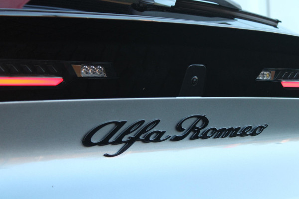 Alfa Romeo junior ELETTRICA SPECIALE 156PK 54 kWh | WARMTEPOMP! | "SABELT" STOELEN MET LEDEREN/ALCANTARA BEKLEDING | PANORAMISCH SCHUIF/KANTEL DAK | BICOLOR DAK (ZWART DAK) | TECHNOLOGIE PAKKET (O.A. FULL LED ADAPTIVE MATRIX KOPLAMPEN/DODEHOEK DETECTIE/DRAADLOZE TELEFOONLADER/ACHTERUITRIJ CAMERA/PARKEERSENSOREN VOOR, ACHTER,ZIJKANT) | DRAADLOZE APPLE CARPLAY/ANDROID AUTO | CLIMATE CONTROL | ELEKTRISCH BEDIENBARE ACHTERKLEP | STOEL VERWARMING | ELEKTRISCH BEDIENBARE VOORSTOEL | VERKEERSBORDEN HERKENNING | ADAPTIVE CRUISE CONTROL | KEYLESS ENTRY/START |