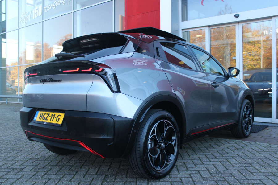 Alfa Romeo junior ELETTRICA SPECIALE 156PK 54 kWh | WARMTEPOMP! | "SABELT" STOELEN MET LEDEREN/ALCANTARA BEKLEDING | PANORAMISCH SCHUIF/KANTEL DAK | BICOLOR DAK (ZWART DAK) | TECHNOLOGIE PAKKET (O.A. FULL LED ADAPTIVE MATRIX KOPLAMPEN/DODEHOEK DETECTIE/DRAADLOZE TELEFOONLADER/ACHTERUITRIJ CAMERA/PARKEERSENSOREN VOOR, ACHTER,ZIJKANT) | DRAADLOZE APPLE CARPLAY/ANDROID AUTO | CLIMATE CONTROL | ELEKTRISCH BEDIENBARE ACHTERKLEP | STOEL VERWARMING | ELEKTRISCH BEDIENBARE VOORSTOEL | VERKEERSBORDEN HERKENNING | ADAPTIVE CRUISE CONTROL | KEYLESS ENTRY/START |