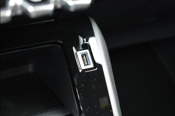 Peugeot e-2008 EV Allure Pack 50kWh 136pk SOH 96,9% | Navigatie | Apple Carplay/Android Auto | Bluetooth | Achteruitrijcamera