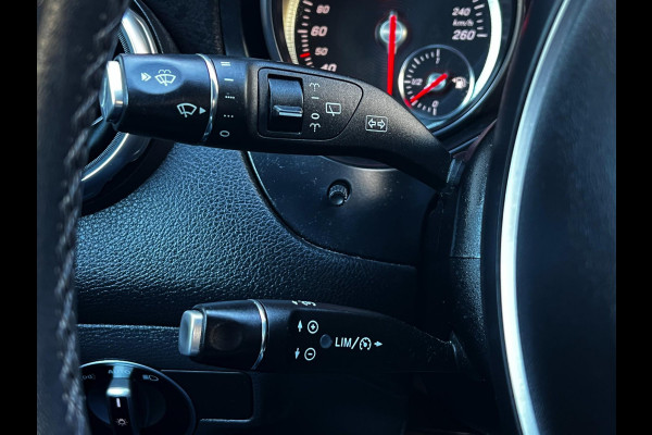 Mercedes-Benz GLA 180 Ambition Navi_Carplay_Camera_Trekh_Clima_Cruise