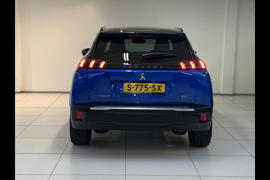 Peugeot e-2008 EV GT 50kWh 136pk 3-FASE SOH 99,8% | Alcantara | Navigatie | Elektrisch bedienbare bestuurdersstoel | Stoelverwarming | Warmtepomp | Achteruitrijcamera